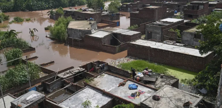 پاکستان میں تباہ کن سیلاب، 12 لاکھ افراد متاثر، ڈھائی لاکھ بے گھر