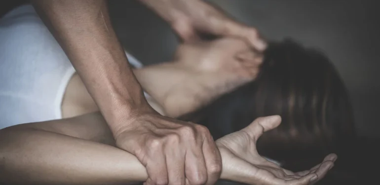 راولپنڈی: شادی کا جھانسہ دے کر پرنسپل کی مبینہ زیادتی، طالبہ دو بار حاملہ