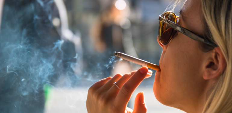 والدین کی سگریٹ نوشی کے منفی اثرات نسلوں تک منتقل، نئی تحقیق کا انکشاف